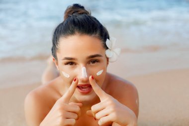 Güzel Kadın Yüz Portre Güzellik Cilt Bakım Konsepti. Güneş kremi. Suntan Losyon Güzel Kadın Face üzerinde beautifu üzerinde uygulama. Güneş Kremi Güneş Kremi. Güneş koruması. Kız Nemlendirici Güneş Kremi Kullanır