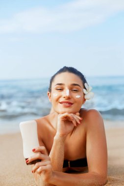 Güneş yanığı losyonu kadın güneş güneş koruyucu krem uygulamak.