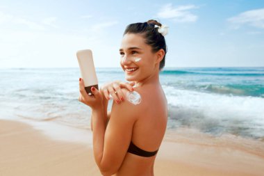 Güzellik Kadın tabaklanmış omuz güneş kremi uygulayarak. Skincare. Vücut Güneş koruma güneş kremi. Bikini şapka kadın sırtnemlendirici güneş kremi losyonu uygulayarak.