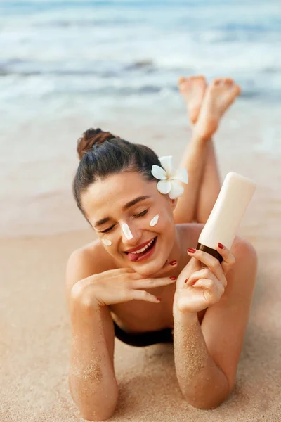 Lozione Abbronzante Sexy Young Woman Bikini Applicando Crema Solare Protezione — Foto Stock