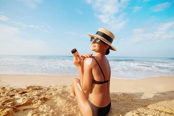 Güzel Kadın Bronzlanmış Sırt Güneş Kremi Uygulayın Cilt Vücut Bakımı — Stok fotoğraf