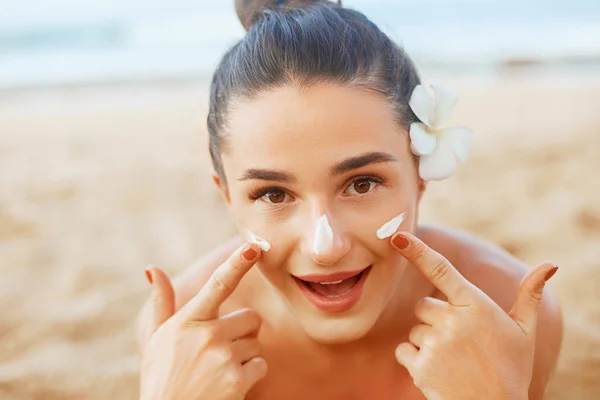 Beautiful Woman Face Portrait Beauty Skin Care Concept Suncream Suntan — Stock Photo, Image