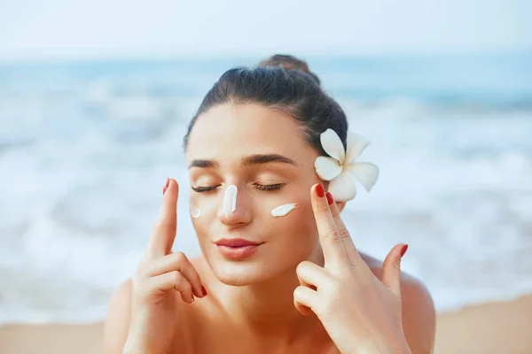 Retrato Hermosa Mujer Joven Con Piel Limpia Fresca Cara Conmovedora — Foto de Stock