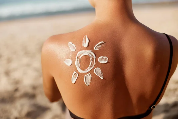 Donna Che Applica Crema Solare Sulla Spalla Abbronzata Forma Sole — Foto Stock