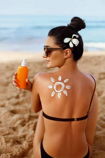 Schönheitsporträt Einer Hinreißenden Frau Bikini Mit Der Gezeichneten Sonne Auf — Stockfoto