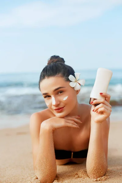 Sunscreen Woman Applying Suntan Lotion Showing Bottle Beautiful Smiling Happy — Stock Photo, Image