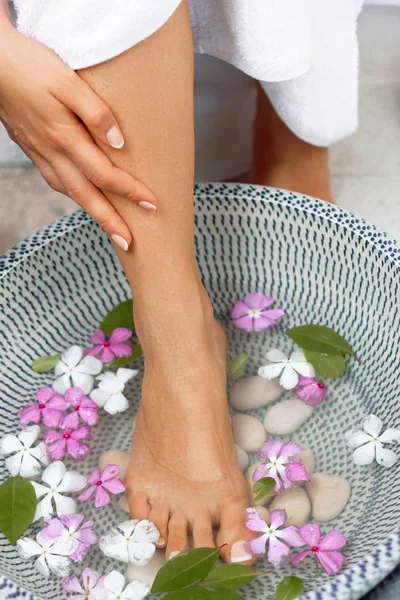 Piedi Femminili Alla Procedura Pedicure Spa — Foto Stock