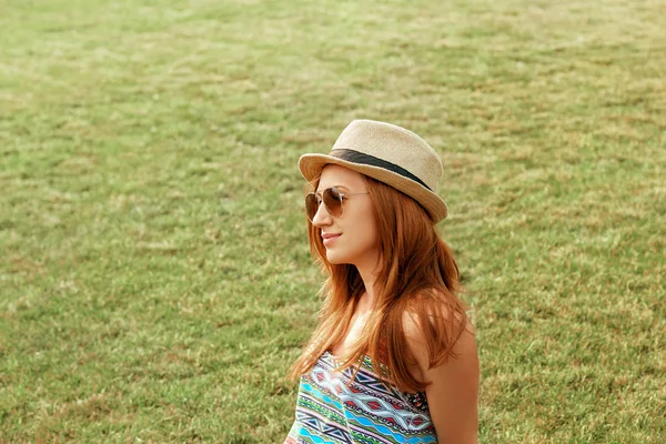 Hermosa Mujer Joven Atractiva Sonriendo Disfrutando Parque Con Sombrero — Foto de Stock