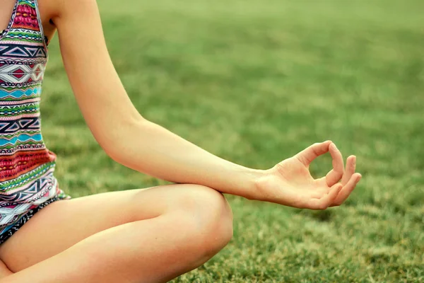 Mano Una Mujer Meditando Una Pose Yoga Meditación Estilo Vida — Foto de Stock