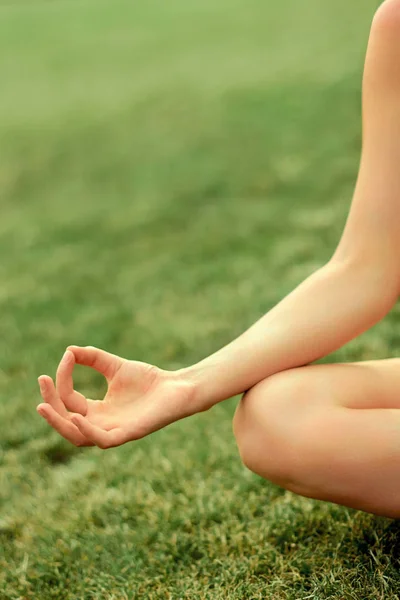 Mão Uma Mulher Meditando Posição Lótus Praticando Ioga Verão Estilo — Fotografia de Stock