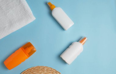Güneş kremi, Güneş şapkası kremi, güneşlik şişesi, Güneş kremi, losyon şişesi, deniz kabukları. Plaj düz aksesuarlar yatıyordu. Yaz seyahati tatil konsepti. Summertime tatil