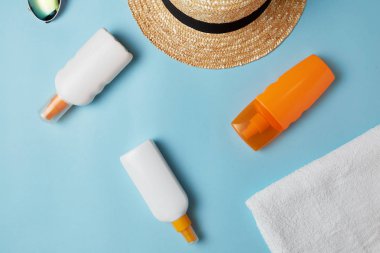 Güneş kremi, Güneş şapkası kremi, güneşlik şişesi, Güneş kremi, losyon şişesi, deniz kabukları. Plaj düz aksesuarlar yatıyordu. Yaz seyahati tatil konsepti. Summertime tatil