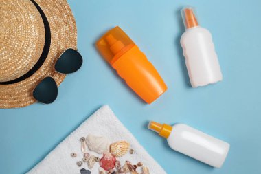 Plaj düz aksesuarlar yatıyordu. Güneş şapkası, havlu, krem, güneşlik şişesi, Güneş kremi, losyon şişesi, deniz kabukları. Yaz seyahati tatil konsepti
