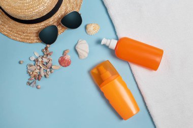 Güneş kremi, Güneş şapkası kremi, güneşlik şişesi, Güneş kremi, losyon şişesi, deniz kabukları. Plaj düz aksesuarlar yatıyordu. Yaz seyahati tatil konsepti. Summertime tatil