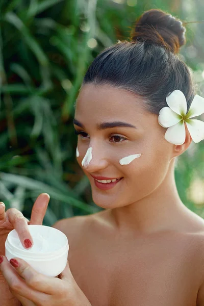 Hermosa Mujer Con Maquillaje Naturaleza Retrato Belleza Cara Femenina Sosteniendo — Foto de Stock