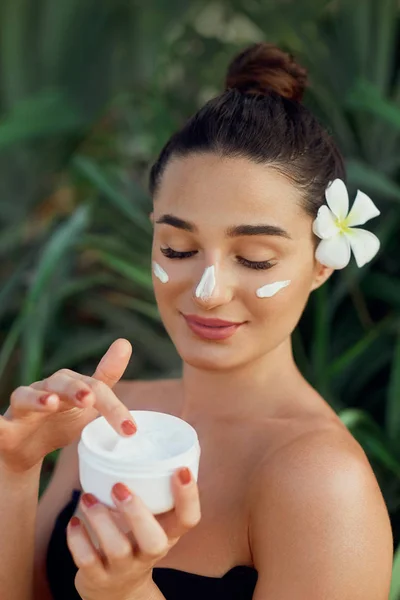 Concepto Belleza Mujer Aplicando Crema Cosmética Sonriendo Hembra Sostiene Una — Foto de Stock