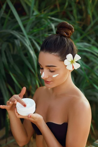Gezicht Huidverzorging Beauty Spa Concept Portret Van Vrouwelijke Houden Hydraterende — Stockfoto