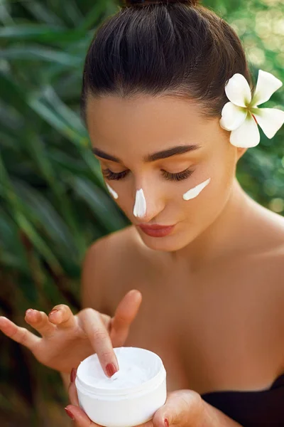 Face Skincare Konsep Kecantikan Dan Spa Potret Wanita Memegang Krim — Stok Foto