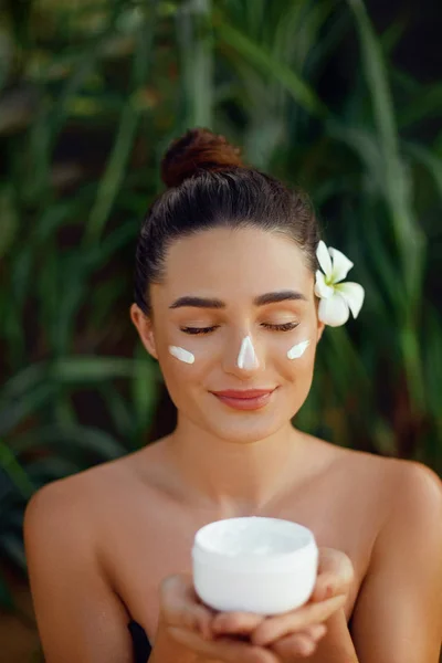 Schoonheid Gezicht Vrouw Model Met Natuurlijke Make Een Gezonde Huid — Stockfoto