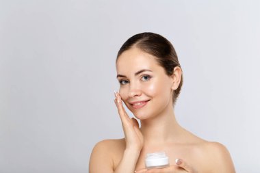 Temiz Taze Cilt dokunmatik kendi yüzüne sahip Güzel Genç Kadın. Kız tutma ve nemlendirici krem uygulayın. Yüz bakımı. Cilt bakımı. Kozmetoloji, güzellik ve spa.