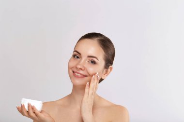 Güzellik makyajı. Mükemmel Pürüzsüz Cilt ve Taze Makyaj ile Güzel Gülümseyen Kadın Closeup. Yüzüne dokunan çekici genç kadın modelportresi. Yüz Kozmetik