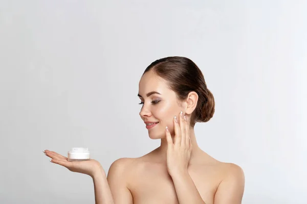 Mulher Bonita Com Clean Fresh Skin Toque Próprio Rosto Menina — Fotografia de Stock