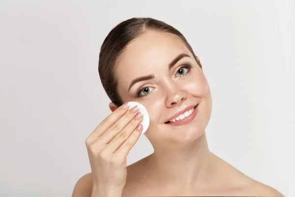 Beyaz Yastıklı Kadın Temizleme Yüzü Makyaj Beyazı Pamuk Pedi Çıkartan — Stok fotoğraf