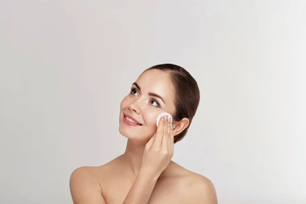 Woman Cleaning Face White Pad Beautiful Girl Removing Makeup White — Stock Photo, Image