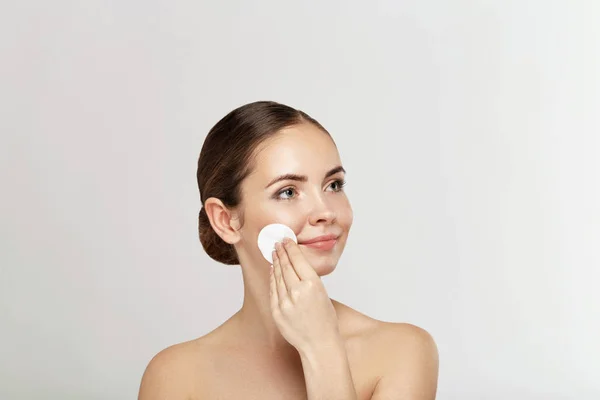 Face Skin Care Beautiful Woman Removing Makeup Cotton Pad — Stock Photo, Image