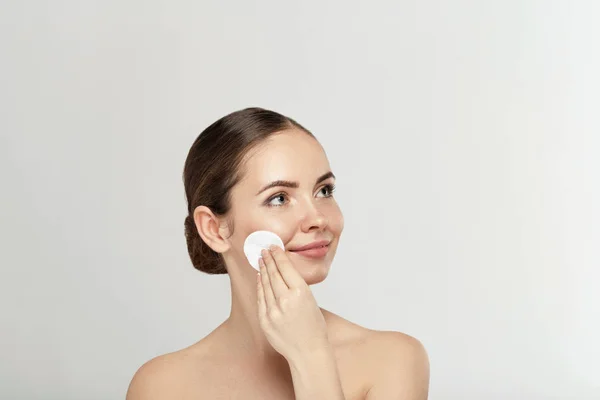 Beauty Portrait Cheerful Young Topless Woman Removing Face Make Cotton — Stock Photo, Image