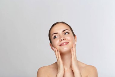 Temiz Taze Cilt ile Güzel Genç Kadın uzağa bakmak . Kız beau