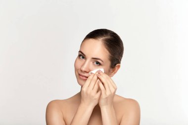 Neşeli kadın yüz makyaj ile pamuk yastık beyaz arka planda çıkarma