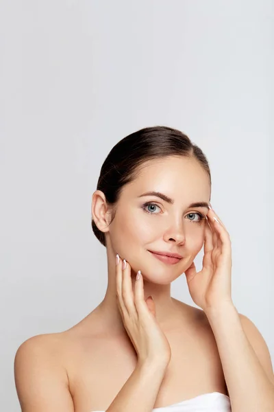 Güzellik Kadın Yüz Portre. Mükemmel Temiz Cilt ile Güzel Spa modeli Kız. Kadın görünümlü kamera gülümsüyor. Shine çıplak makyaj Gençlik ve Cilt Bakım Konsepti.