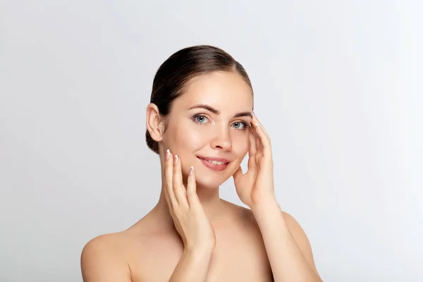 Vacker Ung Kvinna Med Ren Fräsch Ansiktsvård Ansiktsbehandling Kosmetika Skönhet — Stockfoto