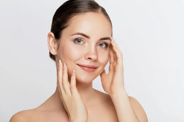 Mooie Jonge Vrouw Met Schone Frisse Huid Kijken Weg Schoonheidsmeisje — Stockfoto