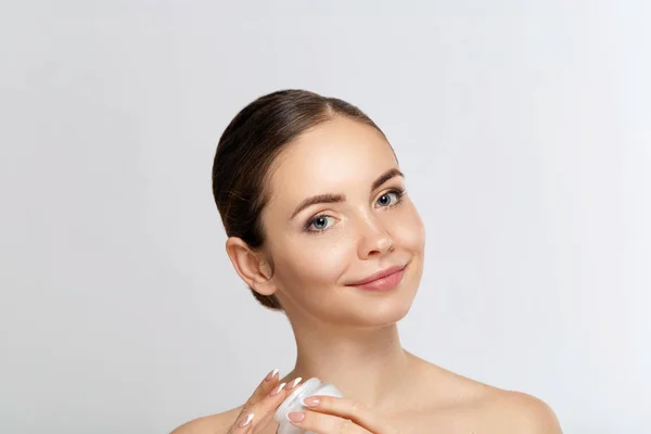 美丽的女人与健康的面部清洁皮肤举行瓶化妆品霜 模型与美容脸 面部皮肤护理保湿剂面部护理 — 图库照片