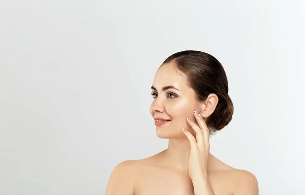 Hermosa Joven Con Piel Limpia Fresca Tratamiento Facial Cosmetología Belleza — Foto de Stock