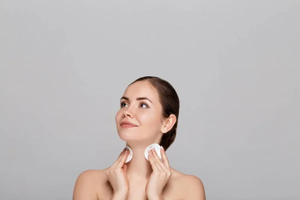 Cuidado Piel Mujer Aplicando Limpiador Facial Primer Plano Cara Chica —  Fotos de Stock