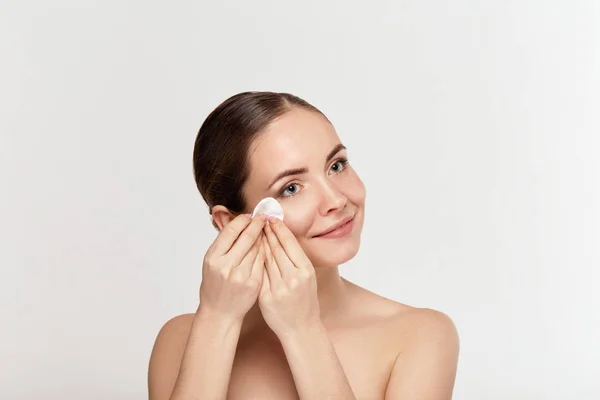 Woman Cleaning Face White Pad Beautiful Girl Removing Makeup White — Stock Photo, Image