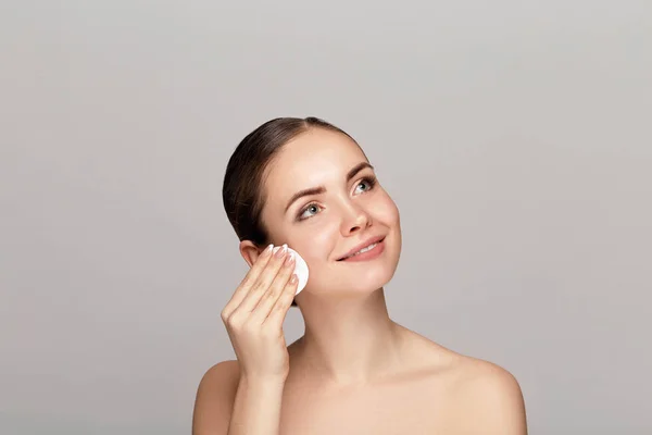 Woman Cleaning Face White Pad Beautiful Girl Removing Makeup White — Stock Photo, Image