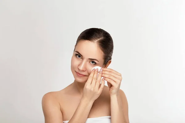 Healthy Fresh Girl Removing Makeup Her Face Cotton Pad Beauty — Stock Photo, Image