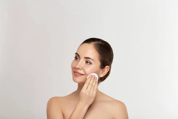 Healthy Fresh Girl Removing Makeup Her Face Cotton Pad Beauty — Stock Photo, Image