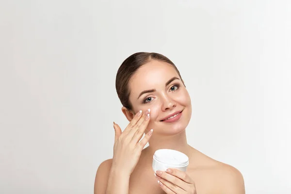 Hermosa Modelo Aplicando Tratamiento Crema Cosmética Cara Sobre Fondo Blanco —  Fotos de Stock