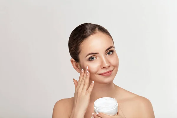 Skin Care Woman Applying Facial Cream Beauty Face Closeup Smiling — Stock Photo, Image