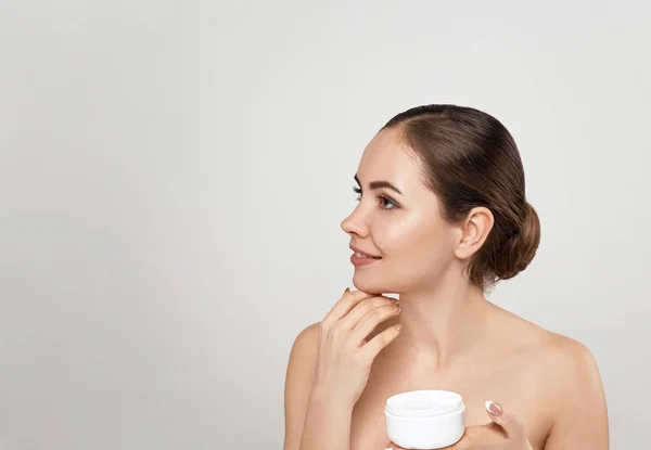 Hermosa Mujer Con Crema Facial Protección Piel Cuidado Piel Spa — Foto de Stock