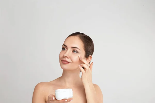 Cuidado Facial Crema Aplicadora Femenina Sonriente Retrato Mujer Joven Con — Foto de Stock