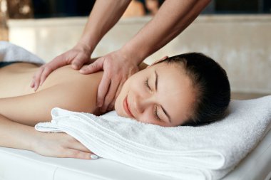Masör spa salonunda kadın vücuduna masaj yapıyor. Güzellik tedavi konsepti. Vücut bakımı. Spa salonunda masaj yaptıran kız