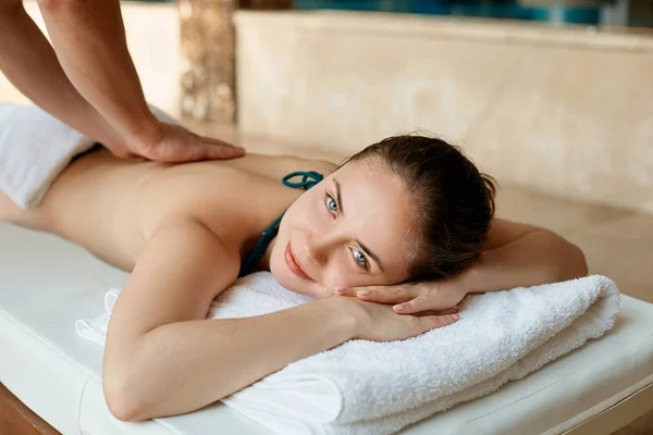 Schöne Junge Frau Die Massage Wellness Salon Erhält Körperpflege Wellness — Stockfoto