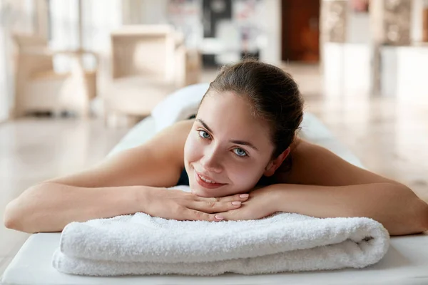 Massaggio Spa Primo Piano Della Giovane Donna Che Ottiene Trattamento — Foto Stock