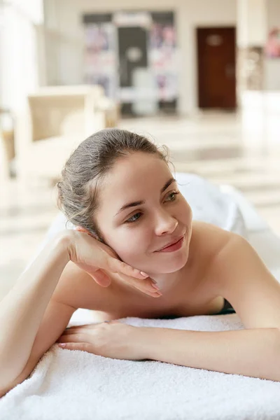 Massaggio Bella Ragazza Nel Salone Termale Cura Del Corpo Corpo — Foto Stock